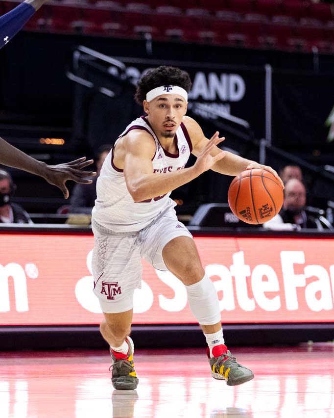 Andre Gording dribbling the basketball during a game