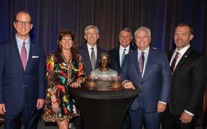 Rhonda & Frosty Gilliam Jr with others posing with E. King Gill award